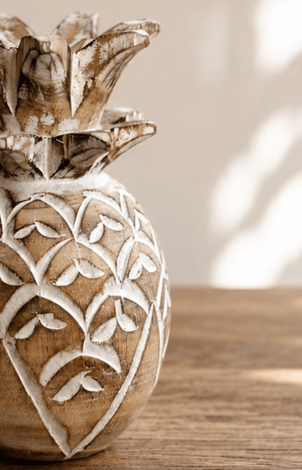 Gros plan sur la sculpture en bois blanchi de l'ananas décoratif artisanal