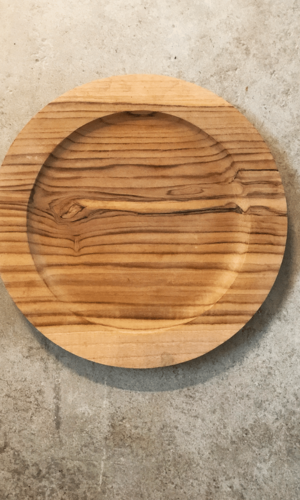 Assiette en teck à bords plats