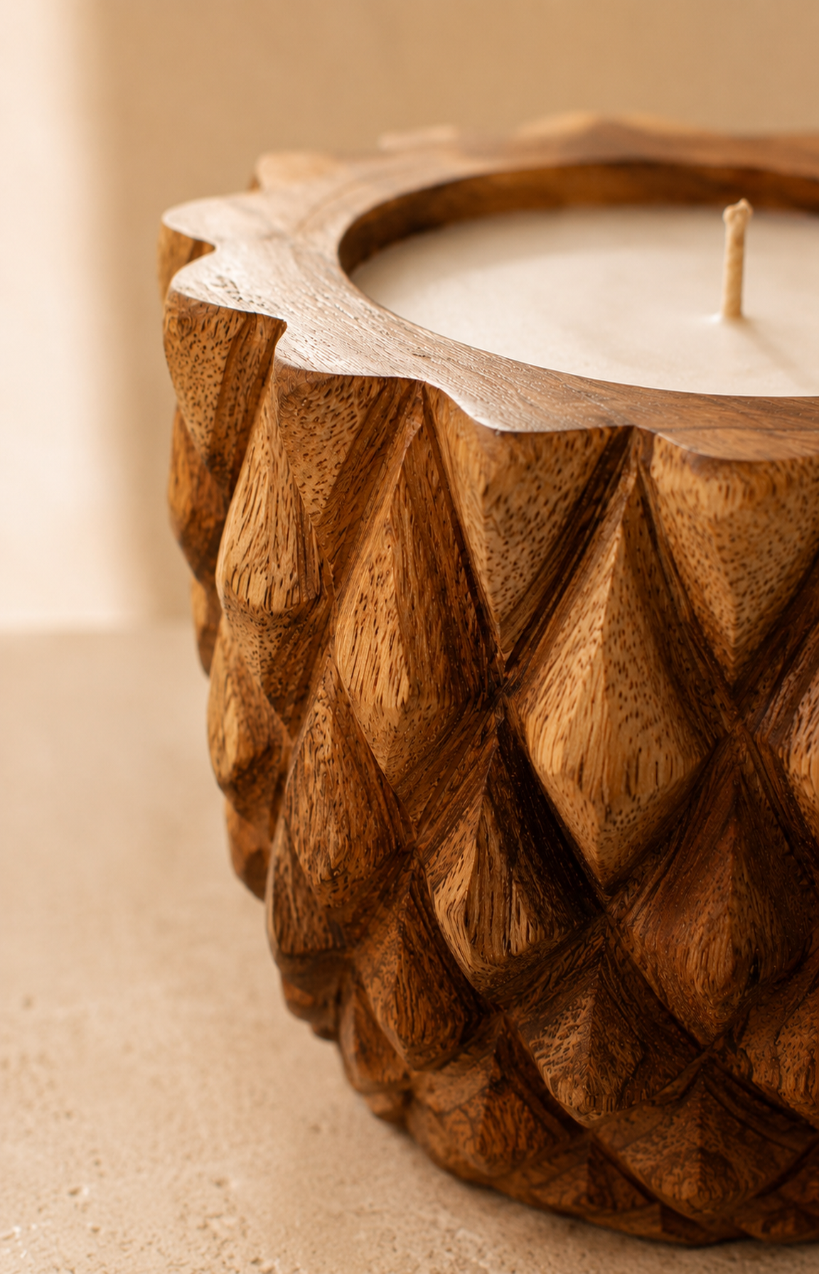 Zoom sur les détails de la sculpture artisanale du teck massif.