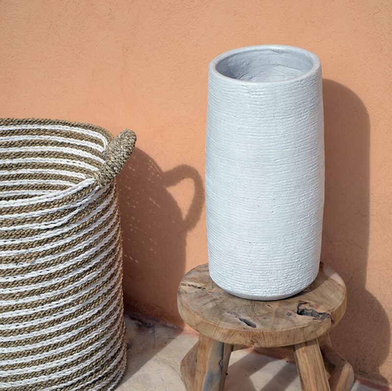 vase blanc en terre cuite