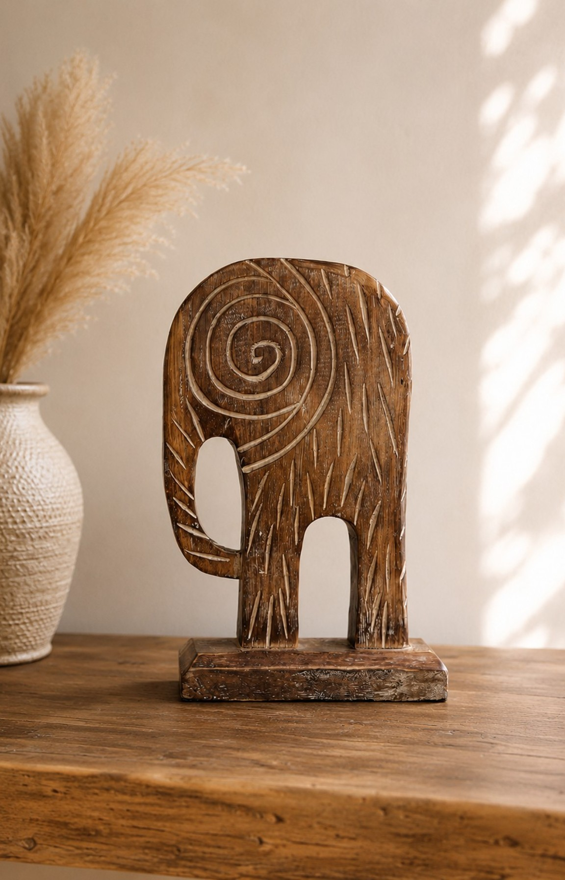 Éléphant décoratif en bois sculpté brun sur meuble en bois naturel