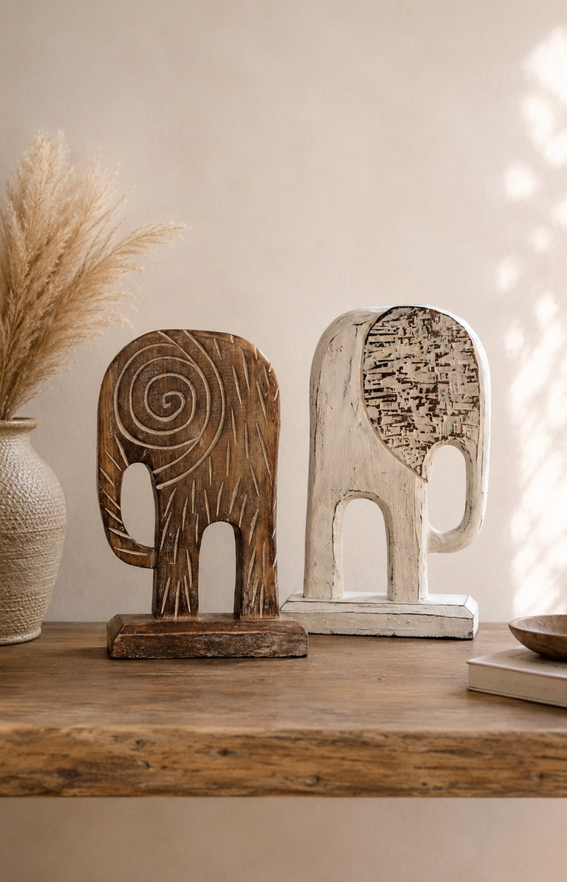 Éléphant décoratif en bois sculpté brun et blanc sur console style bohème