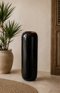Vase noir en terre cuite émaillée brillant décoration contemporaine