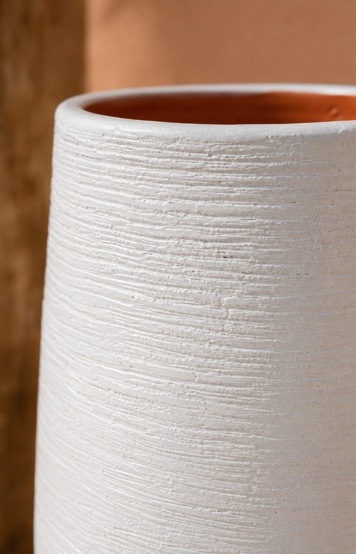 Zoom texture vase blanc en terre cuite finition striée artisanale