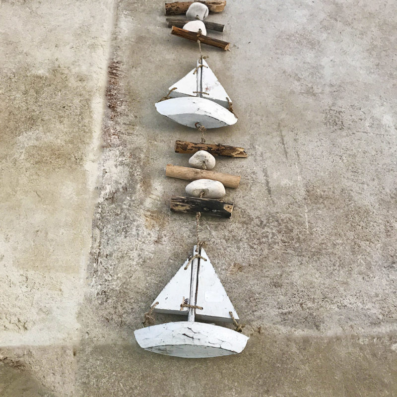 suspension bois bateaux blancs