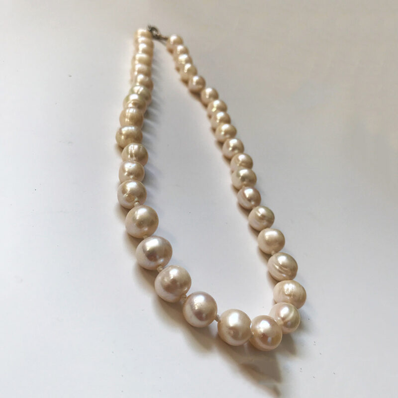 collier de perles blanches