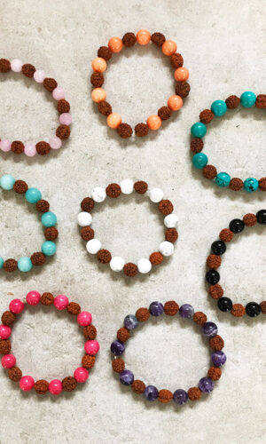 Bracelet mala en pierre & graines de prière - plusieurs coloris