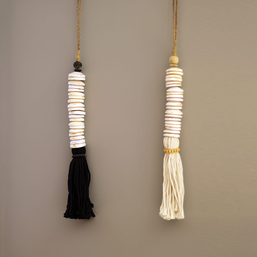 SUSPENSION COQUILLAGES BLANCS & FEUILLE MACRAME