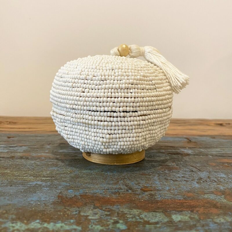 Petite boîte ronde blanche avec pompon – Image 2