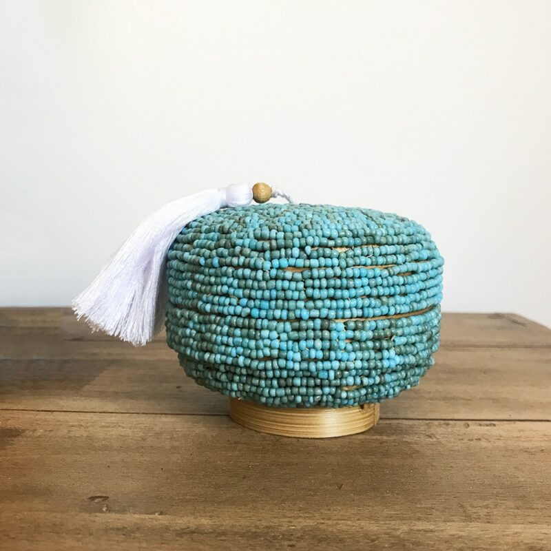 boite bleue avec pompon