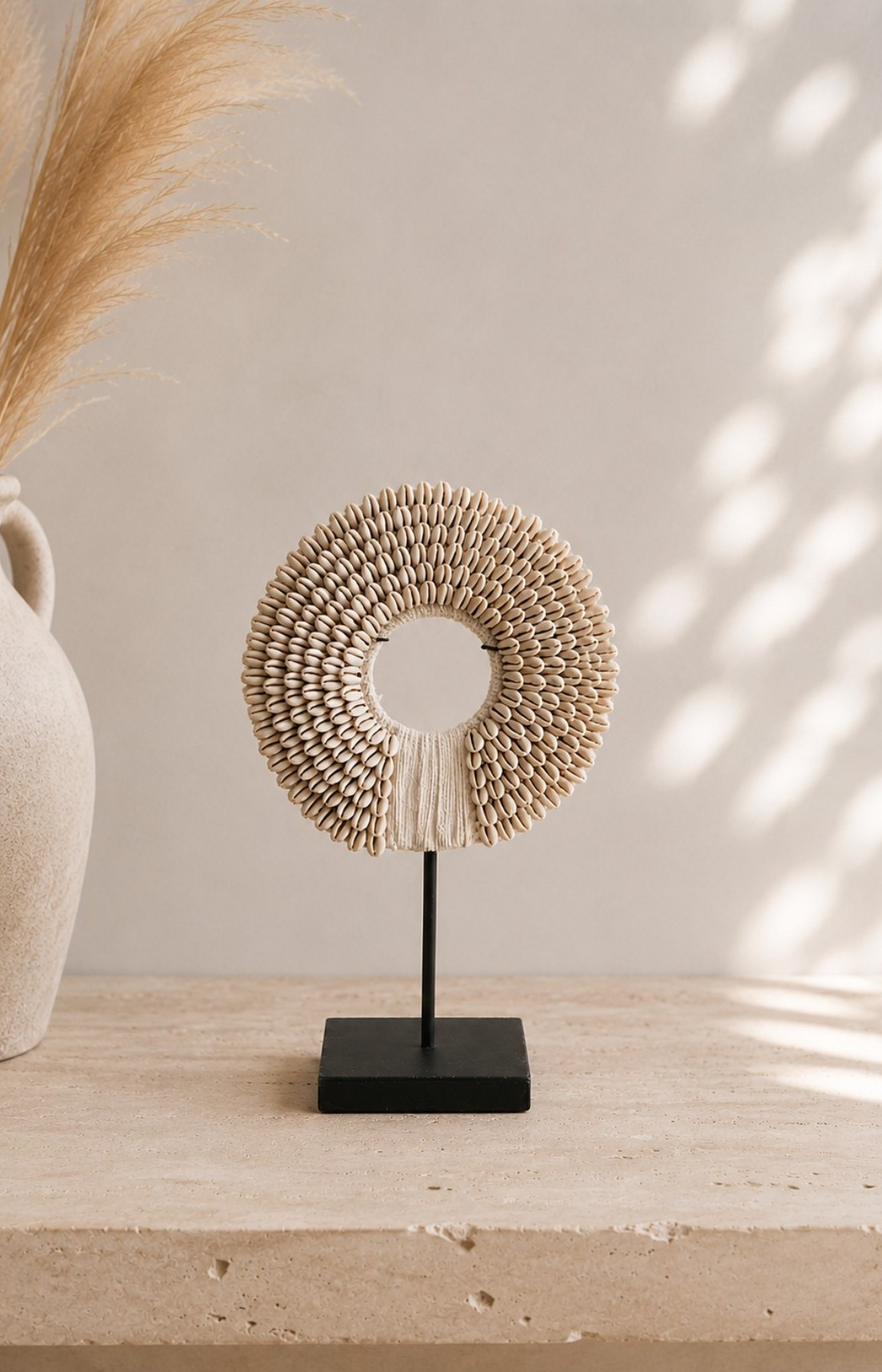 Collier papou sur socle – Image 4