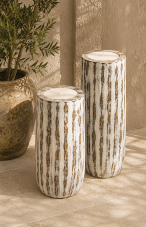 Grande bougie artisanale en tronc de palmier blanchi, idéale pour une décoration intérieure ou extérieure près d'une piscine ou sous un patio.