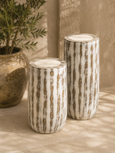 Grande bougie artisanale en tronc de palmier blanchi, idéale pour une décoration intérieure ou extérieure près d'une piscine ou sous un patio.