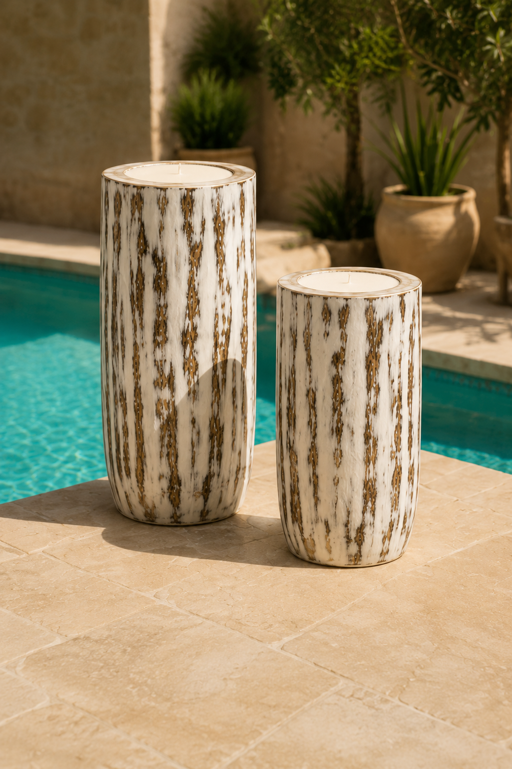 Grande bougie décorative en bois naturel installée sur une terrasse ou dans un salon bohème chic.