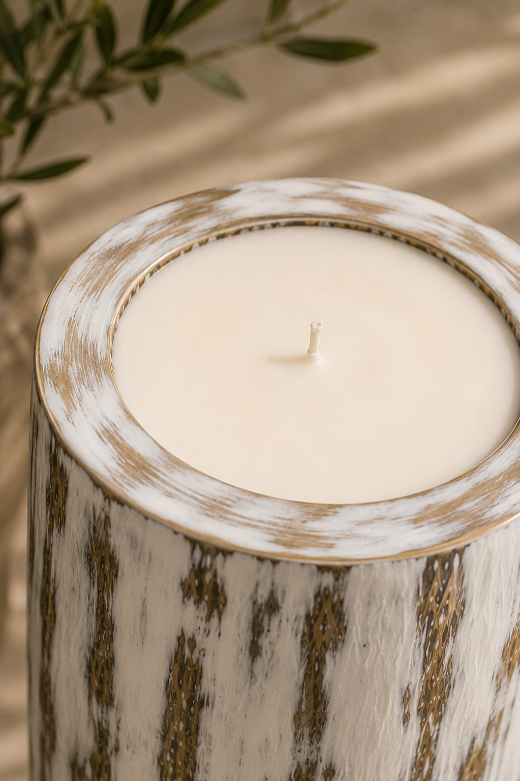 Détail de la cire blanche avec sa mèche en coton intégrée dans le contenant en bois.