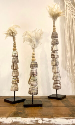 Totems de coquillages & plumes