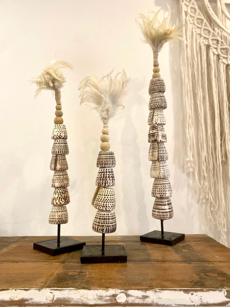 Totems de coquillages & plumes