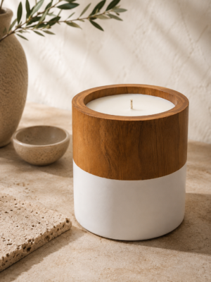 Grande bougie en teck bicolore avec finition blanche mate, présentée dans une ambiance naturelle et contemporaine.
