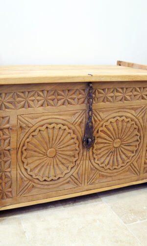 grand coffre indien sculpté