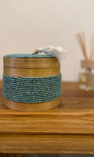 Boîte cylindrique en bambou & perles bleues