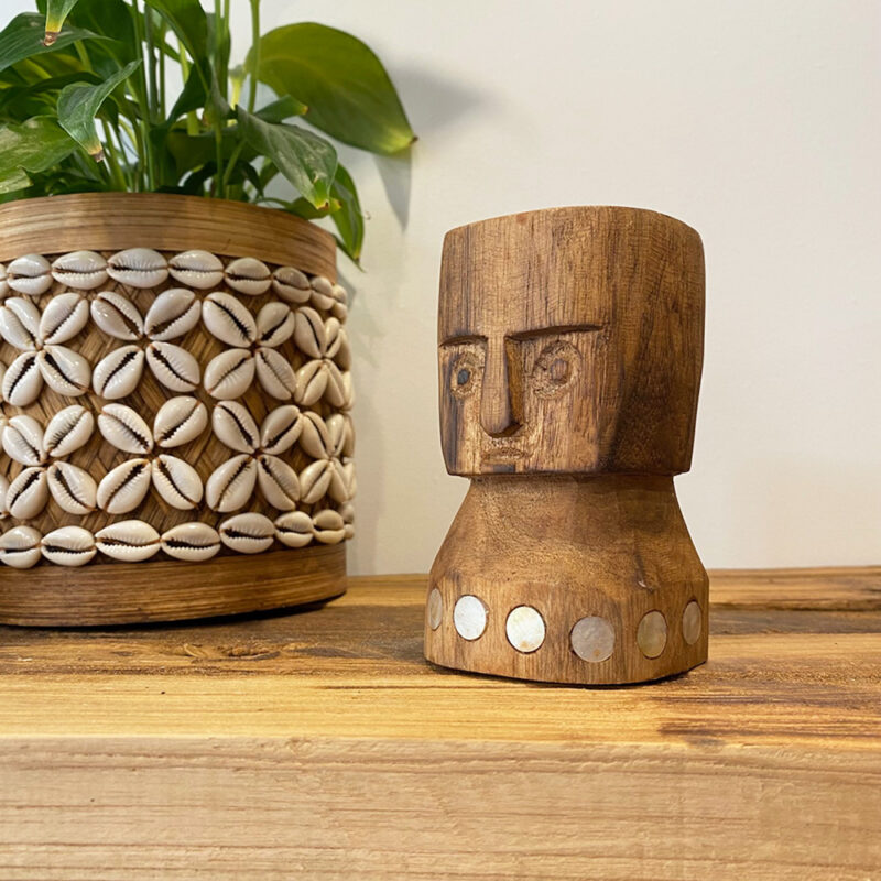 Petite statuette en teck & nacre – Image 2