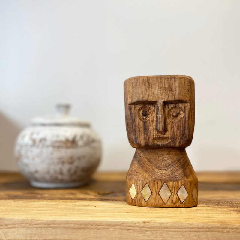Petite statuette en teck & nacre – Image 3