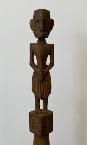 très longue statuette