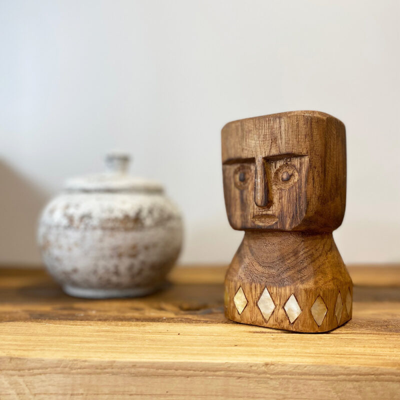 Petite statuette en teck & nacre – Image 4