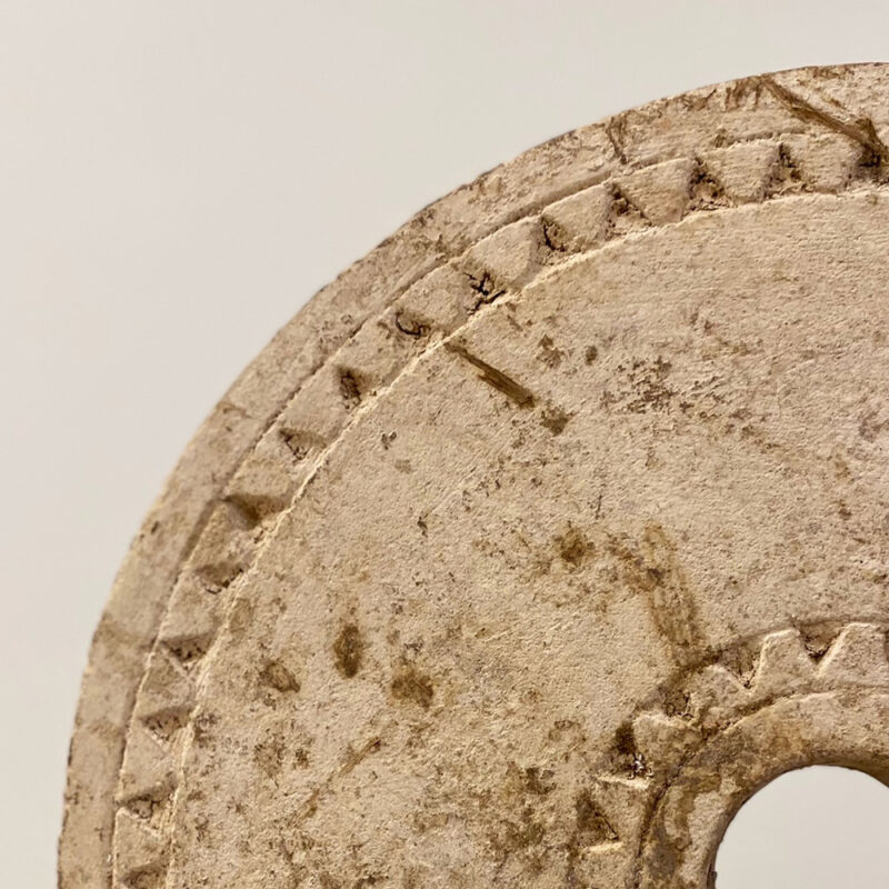 Roue ancienne en pierre – Image 4