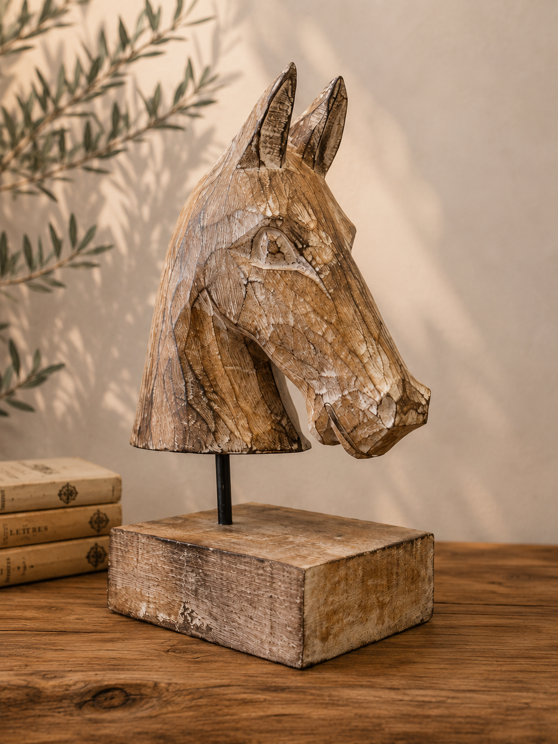Buste de cheval en bois naturel sculpté à la main avec mise en valeur des veines du bois.