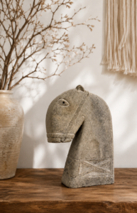 Buste de cheval en pierre sculptée sur console en bois