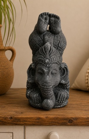 Statue Ganesh Yoga en béton noir patiné – H32 cm