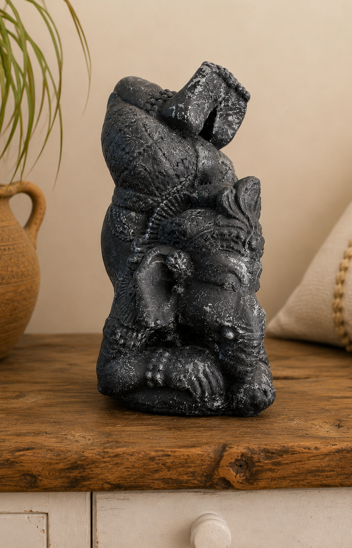 Statue Ganesh Yoga en béton noir patiné – H32 cm – Image 3