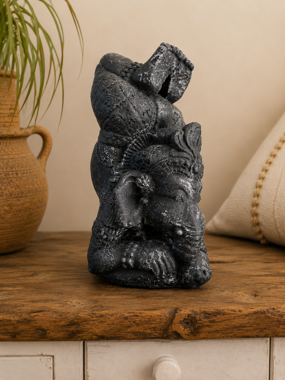 Statue Ganesh Yoga en béton noir patiné – H32 cm – Image 2