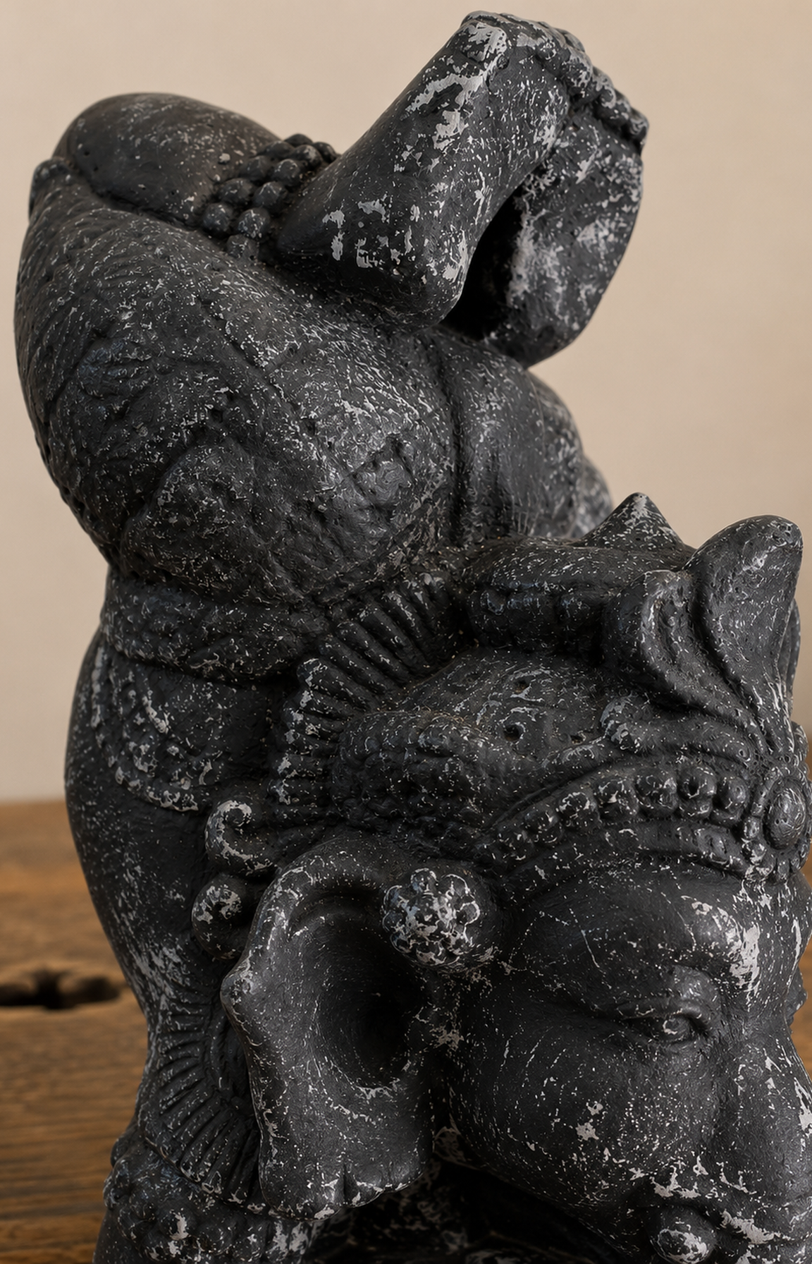 Statue Ganesh Yoga en béton noir patiné – H32 cm – Image 2