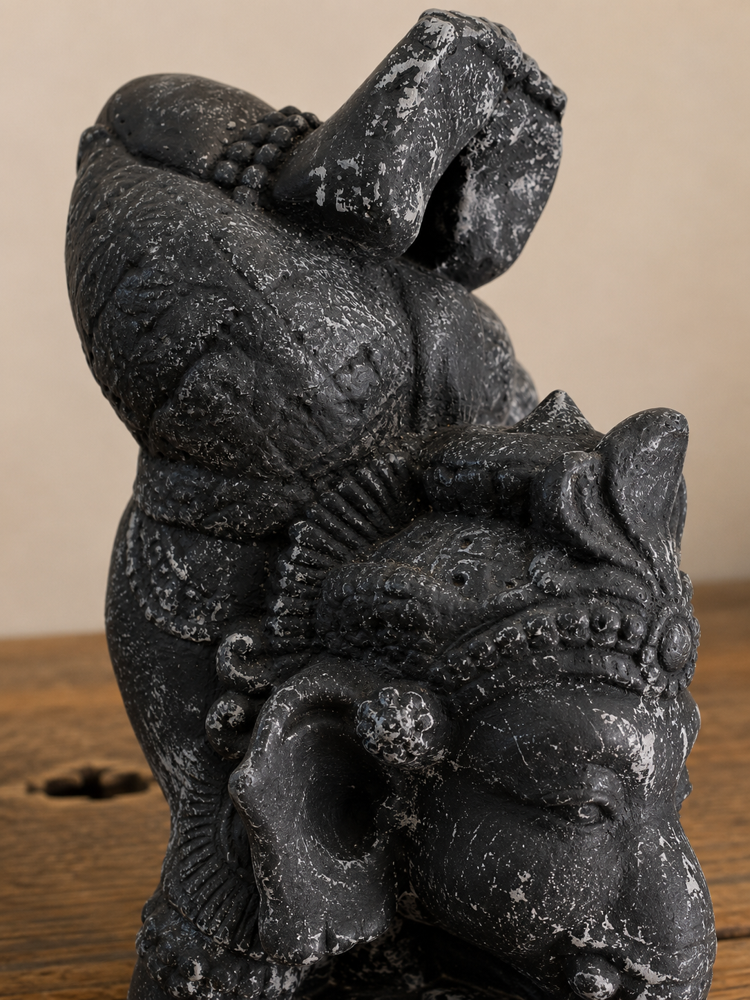 Statue Ganesh Yoga en béton noir patiné – H32 cm – Image 3