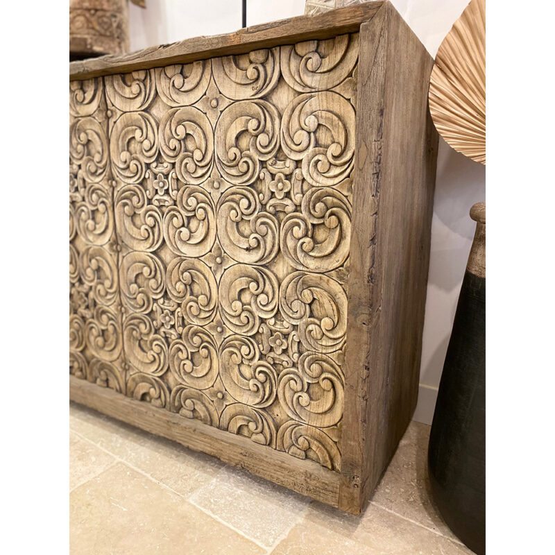 Buffet sculpté en bois massif – Image 2