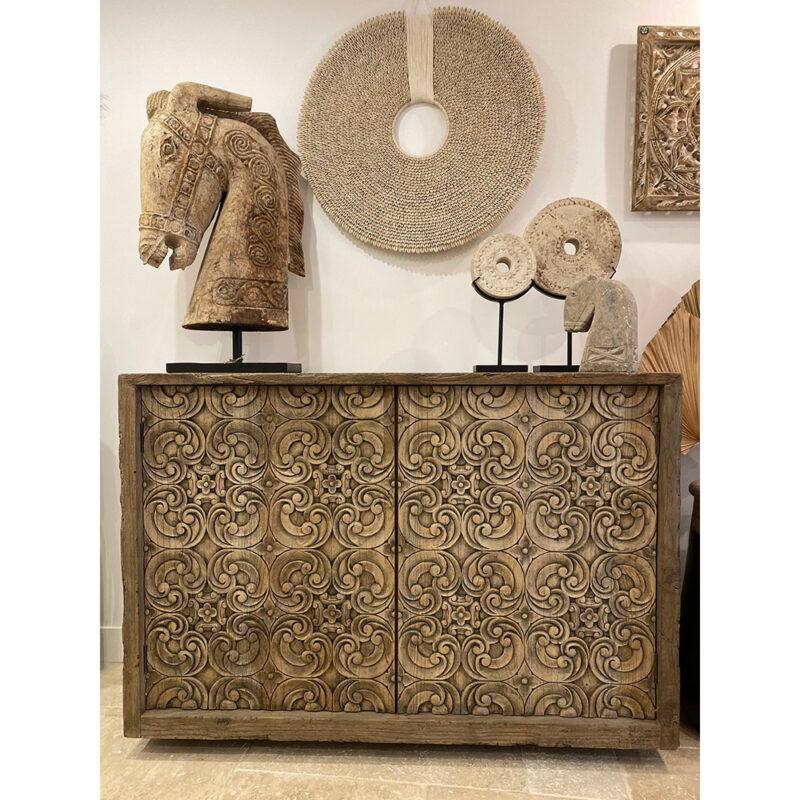 Buffet sculpté en bois massif – Image 3