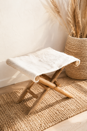 Tabouret pliant en peau de chèvre et teck massif style bohème naturel