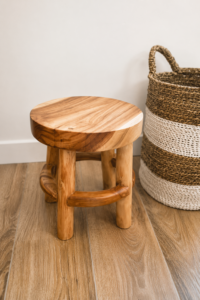 Petit tabouret en racine de teck massif naturel style bohème