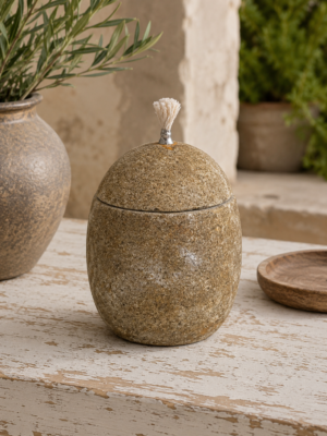 Bougie à huile en pierre naturelle utilisée comme décoration de jardin ou de terrasse.