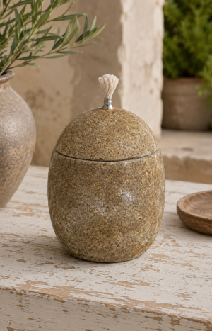 Bougie à huile en pierre naturelle utilisée comme décoration de jardin ou de terrasse.