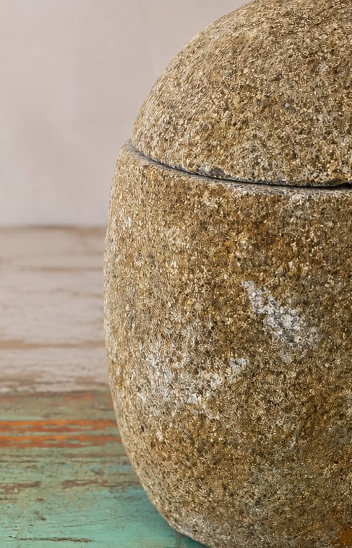 Zoom sur la texture brute et minérale de la pierre de rivière naturelle.