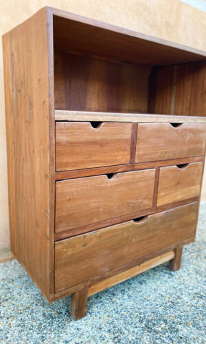 commode en bois avec tiroirs