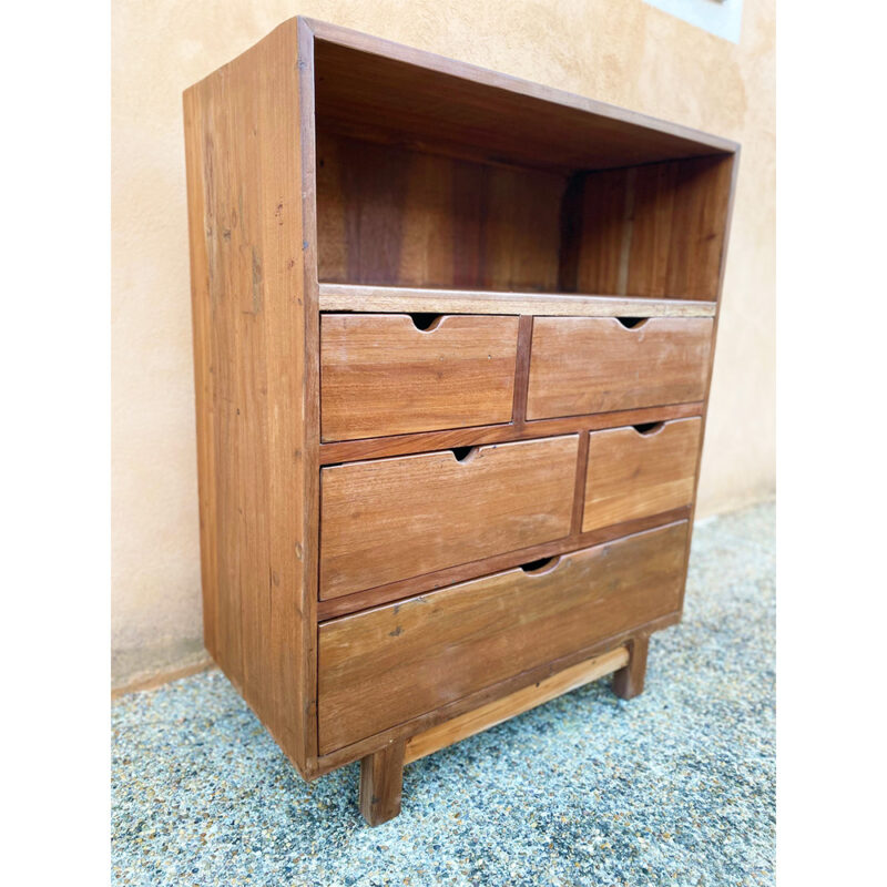 commode en bois avec tiroirs