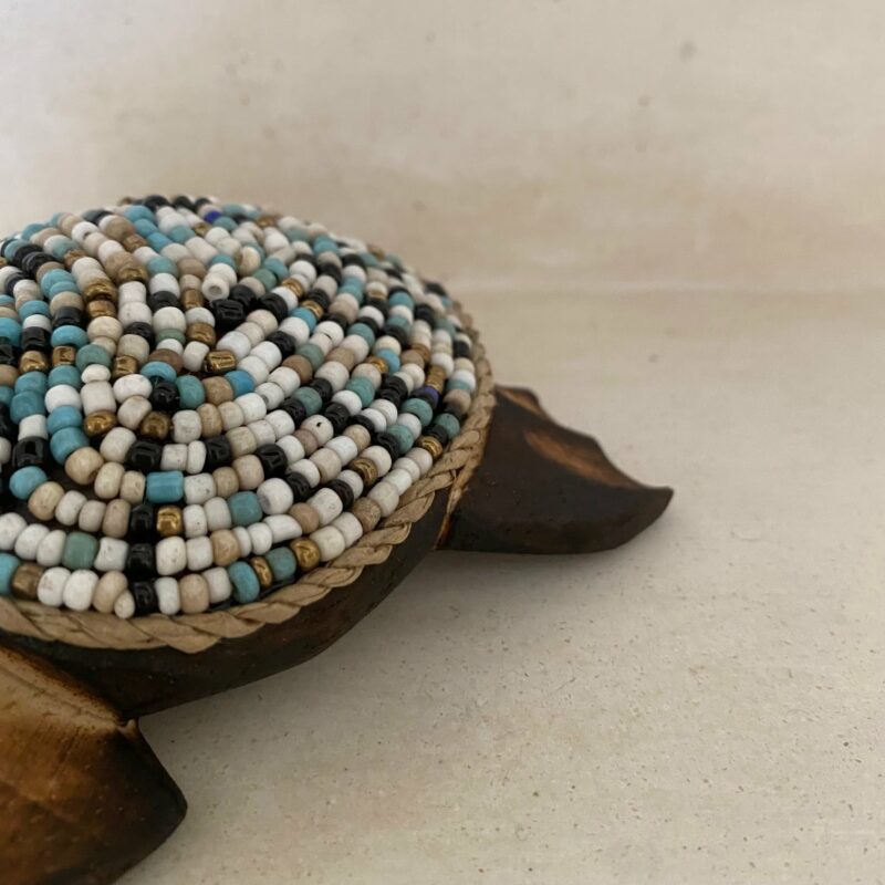 Petite tortue en bois & perles – Image 2