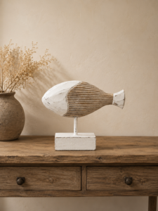 Sculpture poisson décorative mise en scène dans un intérieur aux accents naturels et méditerranéens