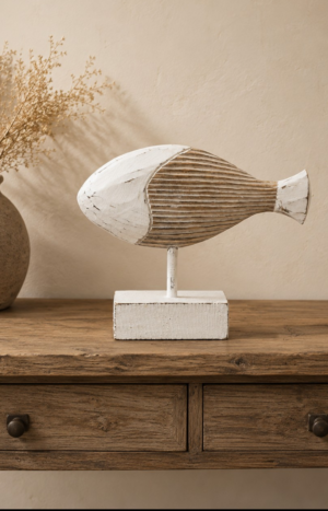 Sculpture poisson décorative mise en scène dans un intérieur aux accents naturels et méditerranéens