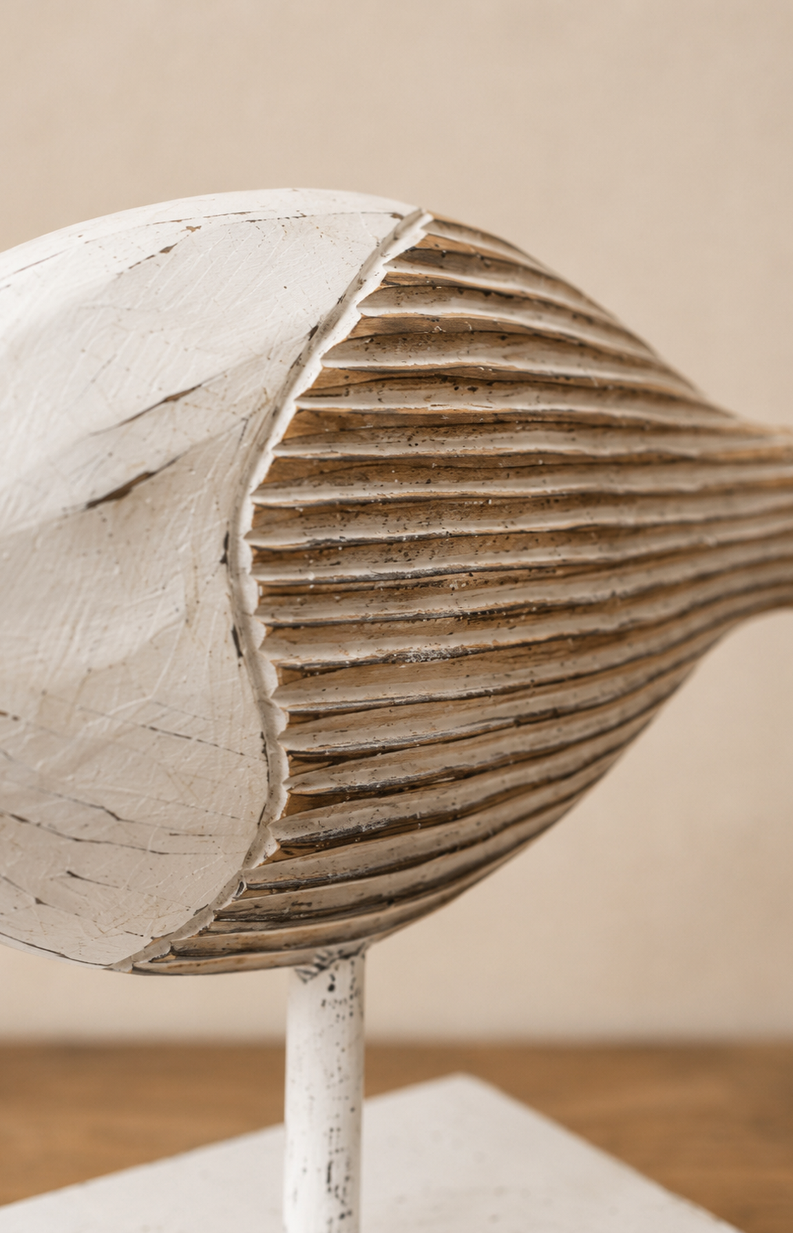 Gros plan sur les rainures sculptées à la main d'une sculpture poisson en bois.