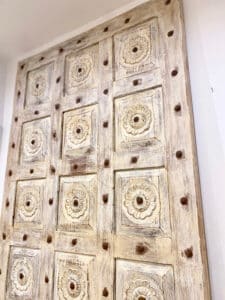 porte décorative avec des clous